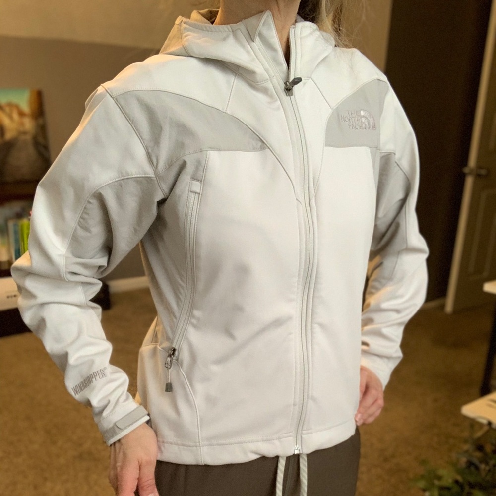 The North-face wind proof jacket. Excellent condition. XS